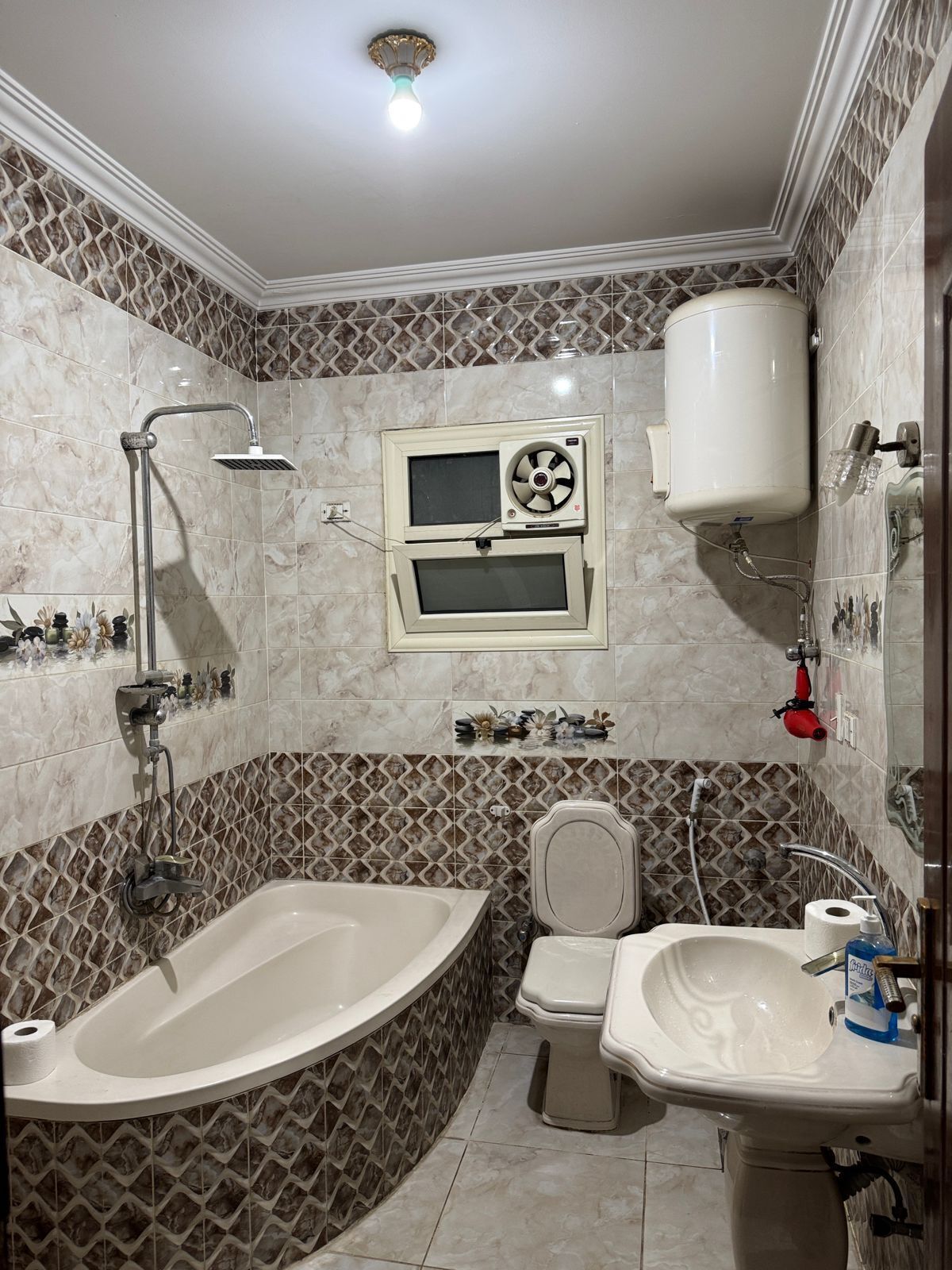 Dusche, Whirlpool, Haartrockner, Bidet