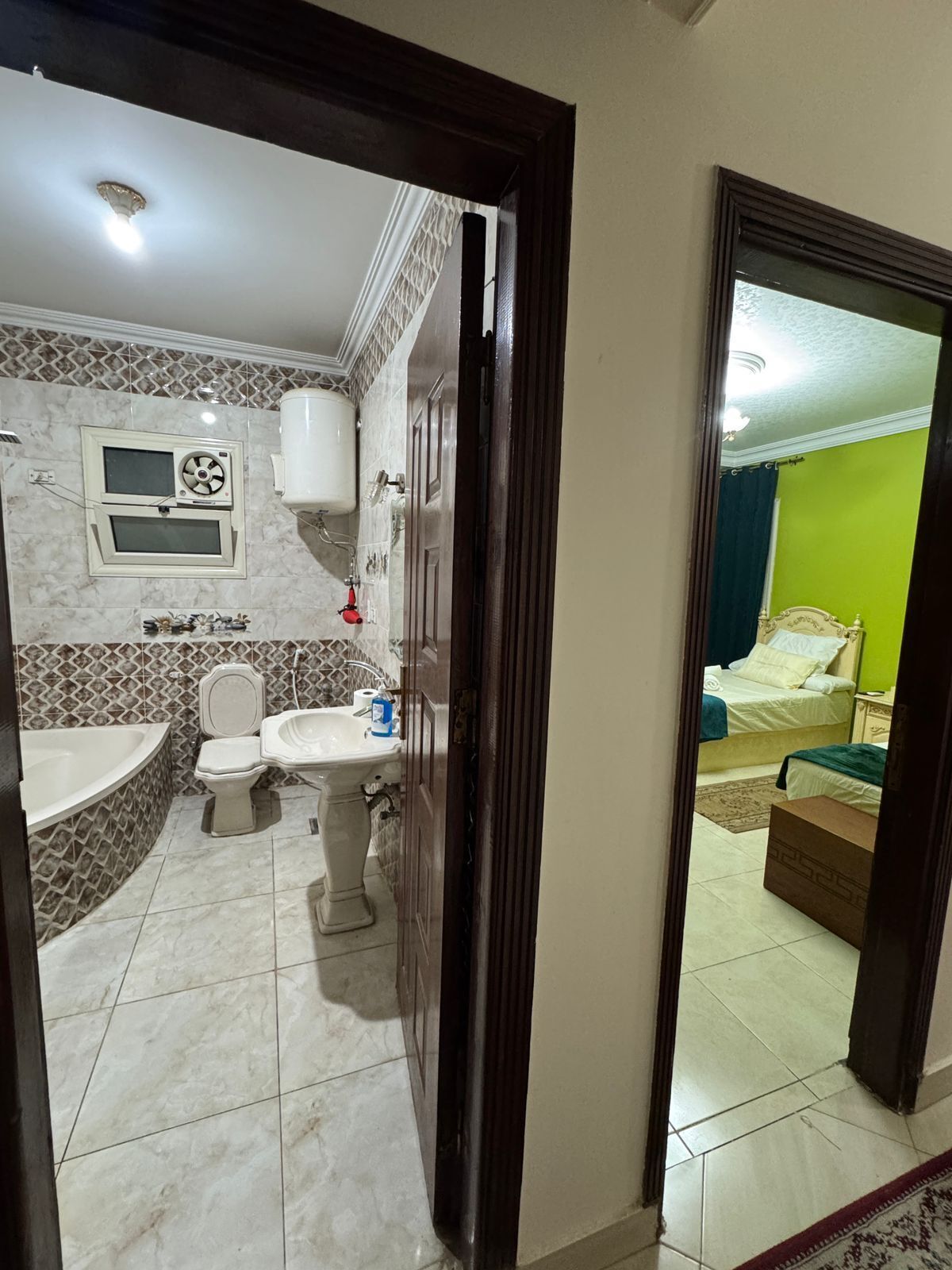 Douche, baignoire à jets, sèche-cheveux, bidet