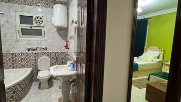 Douche, baignoire à jets, sèche-cheveux, bidet