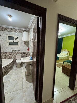 Dusche, Whirlpool, Haartrockner, Bidet