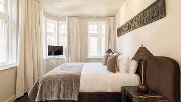 Een strijkplank/strijkijzer, gratis wifi, beddengoed