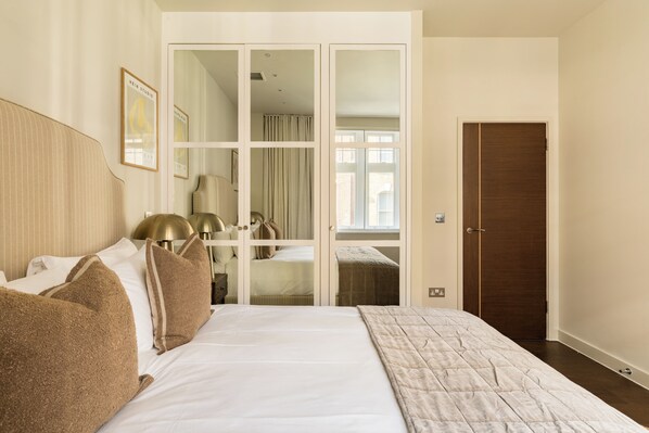 Iron/ironing board, free WiFi, bed sheets - A calm, design-led Soho apartment with quiet bedrooms, air-con and smart TVs throughout. (London)