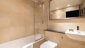 Een haardroger, handdoeken