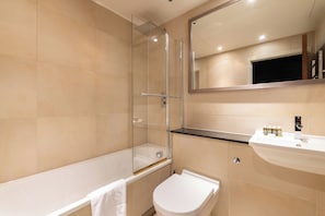 Een haardroger, handdoeken