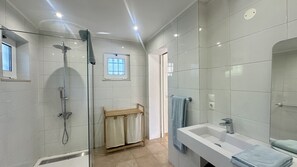 Shower, hair dryer, towels - Pinheiro Manso | Private Pool | Albufeira (Albufeira)