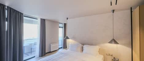 Schreibtisch, Bügeleisen/Bügelbrett, Reisekinderbett, WLAN