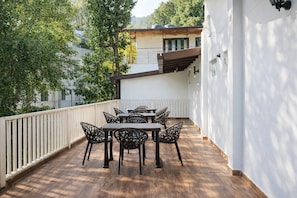 Outdoor dining - Naini Jungle Retreat (Nainital)
