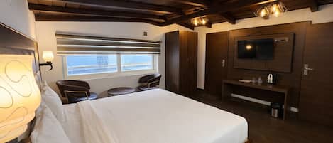 Quarto casal superior | Wi-Fi de cortesia, roupa de cama