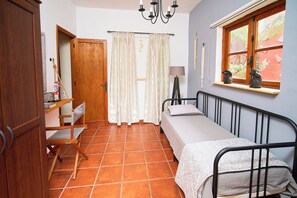 Tabla de planchar con plancha, internet y ropa de cama 