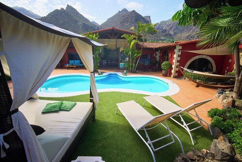 Villa Male, private heated pool, BBQ and gardens !!!