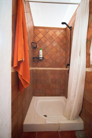 Chuveiro, secador de cabelo, toalhas de banho, sabonete