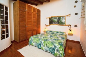 Tabla de planchar con plancha, internet y ropa de cama 