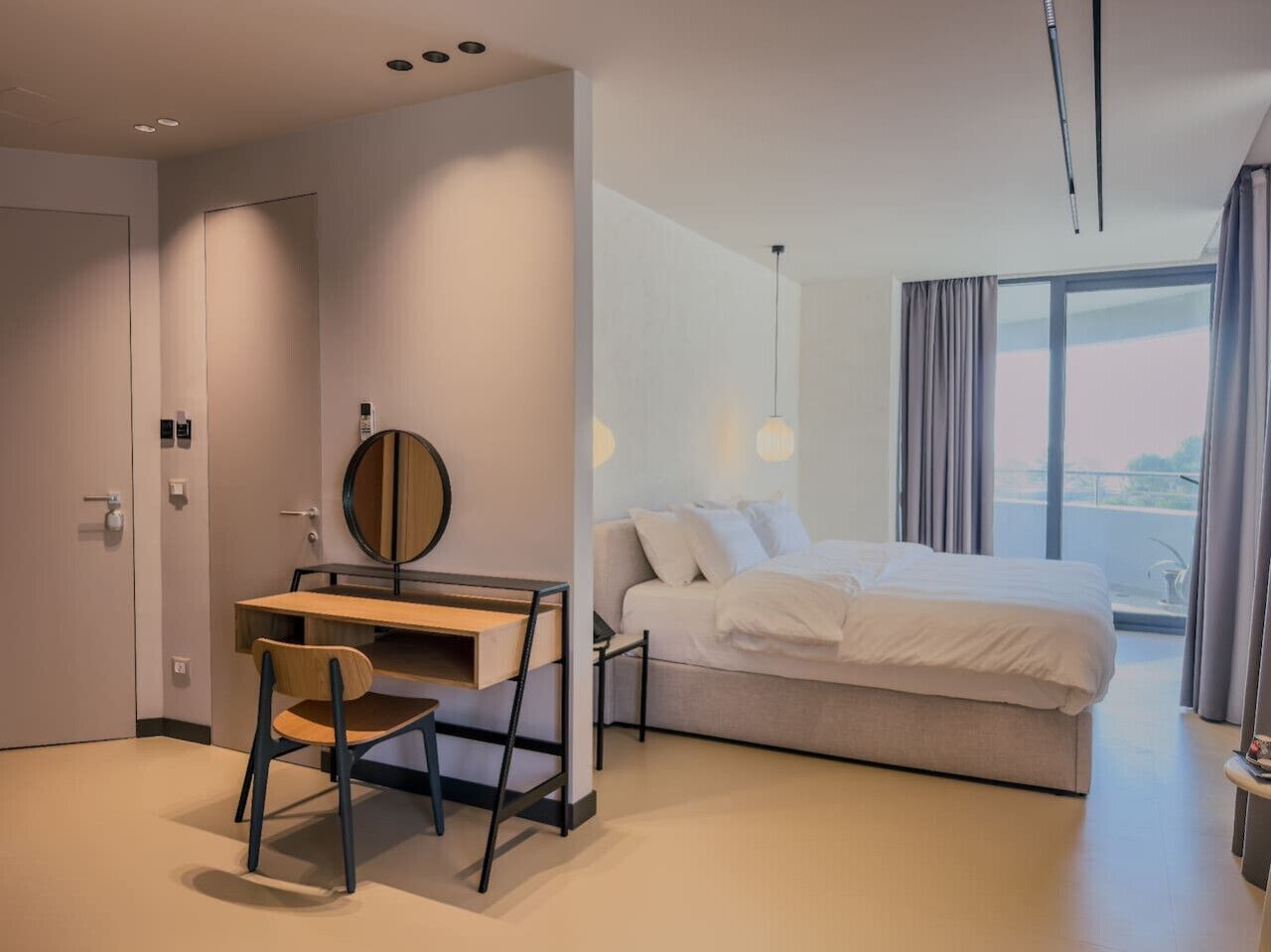 Escritorio, tabla de planchar con plancha, cuna de viaje y wifi 