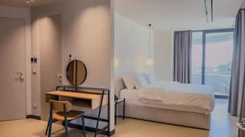 Escritorio, tabla de planchar con plancha, cuna de viaje y wifi