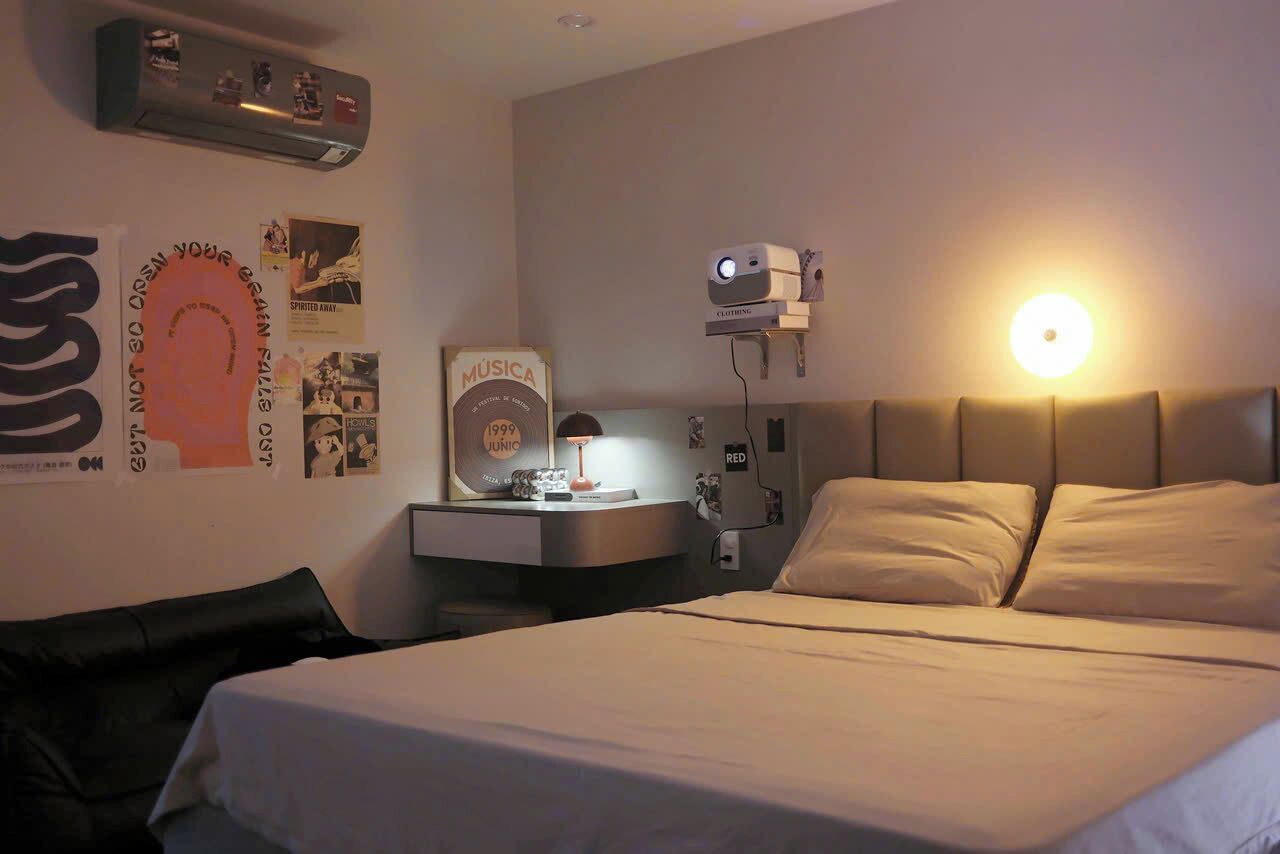 Comfort Room | Desk, laptop workspace, free WiFi