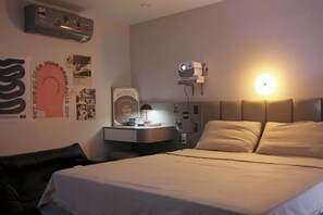 Comfort Room | Desk, laptop workspace, free WiFi - Funi Home (Gia Vien)