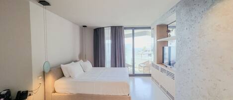 Bureau, fer et planche à repasser, lit parapluie, Wi-Fi