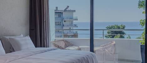 Bureau, fer et planche à repasser, lit parapluie, Wi-Fi