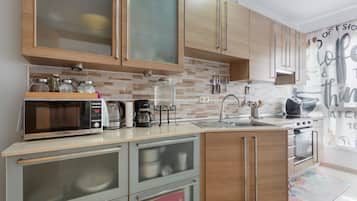 Fridge, microwave, stovetop, coffee/tea maker