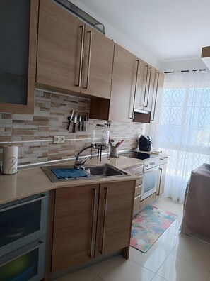 Réfrigérateur, micro-ondes, plaque de cuisson, cafetière/bouilloire