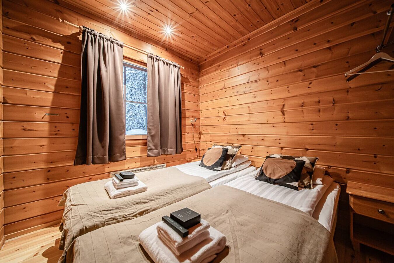 Silitysrauta/-lauta, Wi-Fi, vuodevaatteet