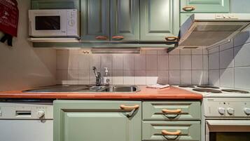 Jääkaappi, mikroaaltouuni, uuni, liesi