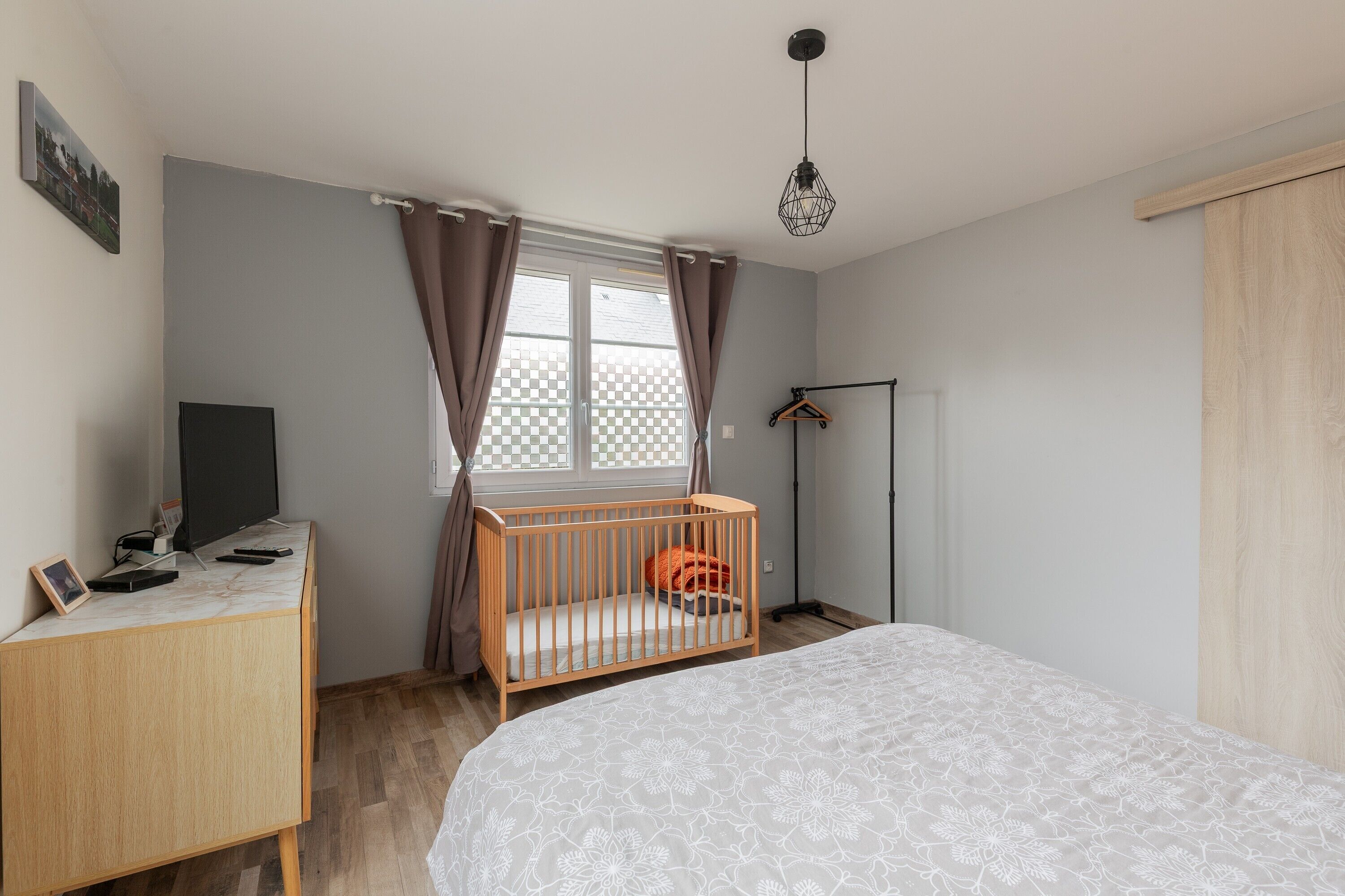 Iron/ironing board, WiFi, bed sheets