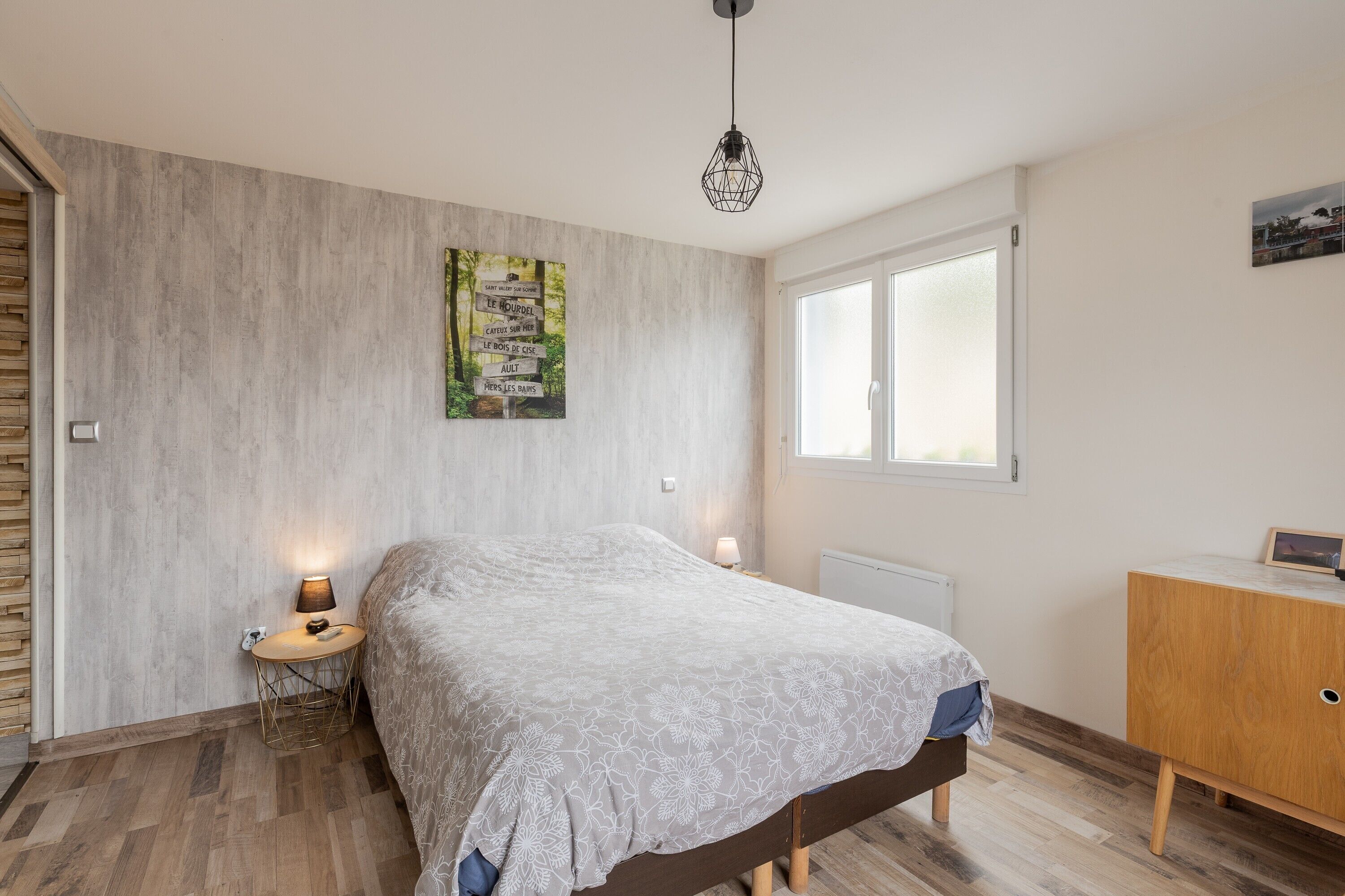 Tabla de planchar con plancha, wifi, ropa de cama