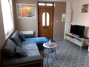 TV - Holiday Home 'Les Coquelicots En Baie De Somme' with Private Terrace, Private Garden and Wi-Fi (Saint-Blimont)