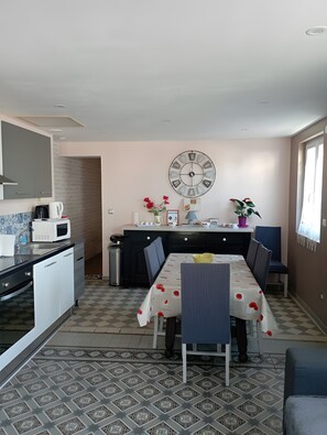 Køleskab, mikrobølgeovn, ovn, kogeplade