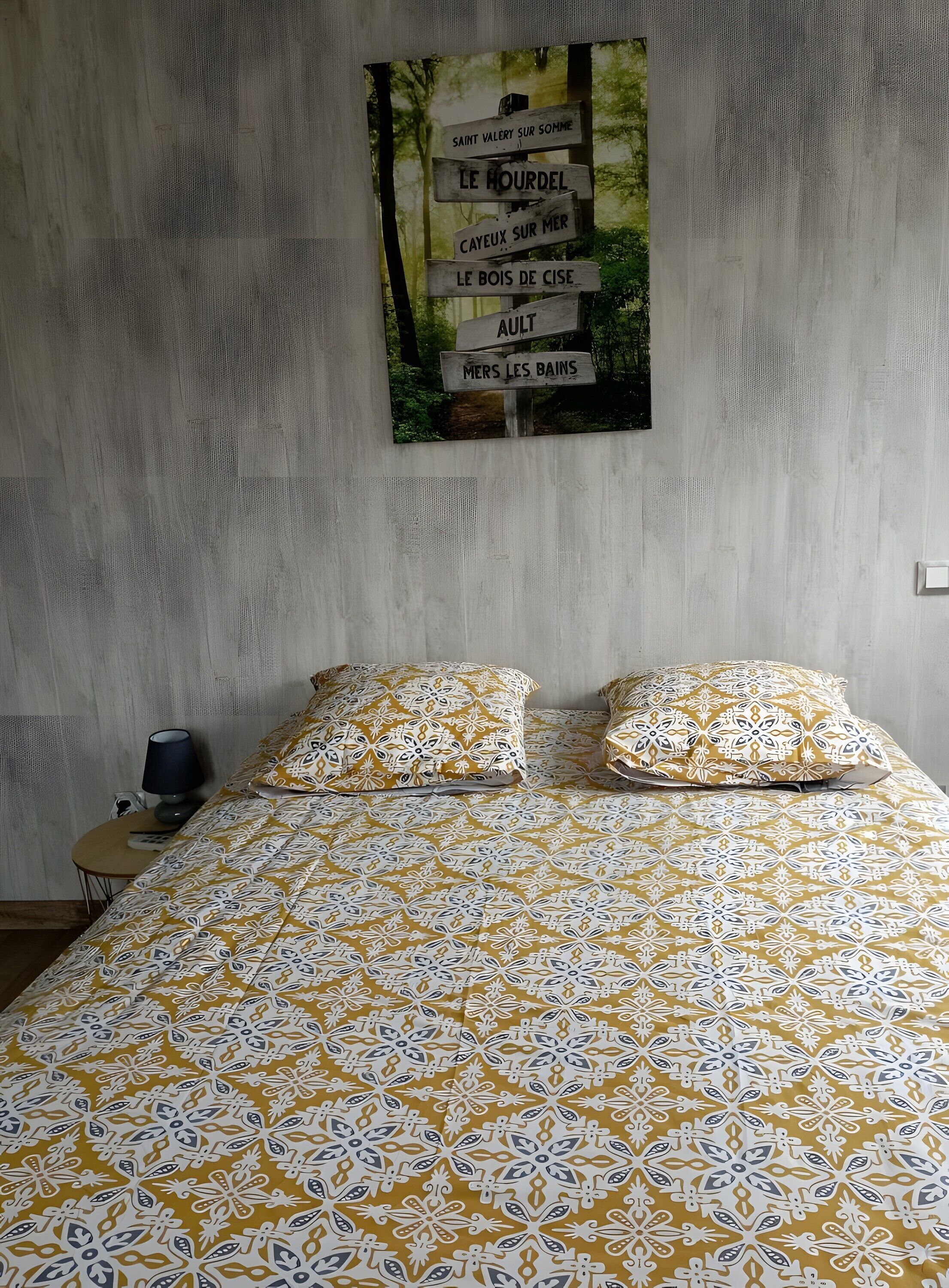 Tabla de planchar con plancha, wifi, ropa de cama