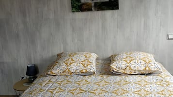 Tabla de planchar con plancha, wifi, ropa de cama