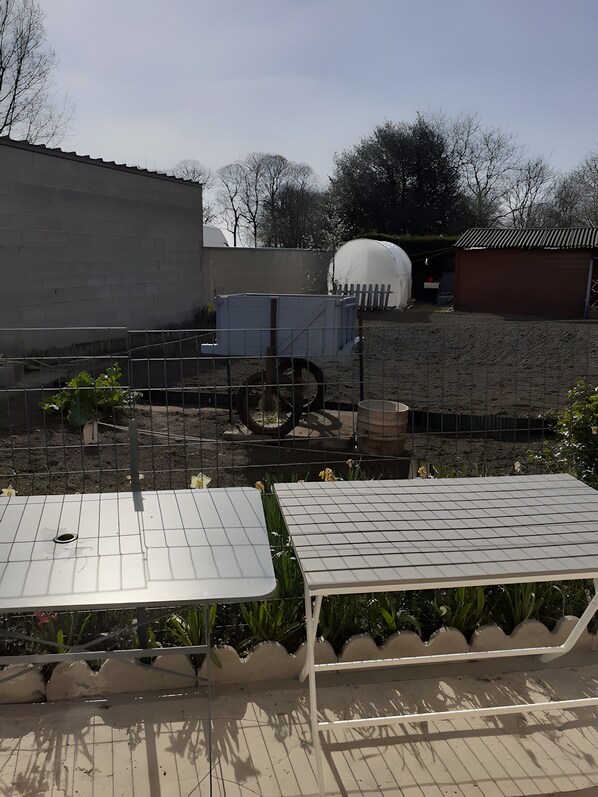 Outdoor dining - Holiday Home 'Les Coquelicots En Baie De Somme' with Private Terrace, Private Garden and Wi-Fi (Saint-Blimont)