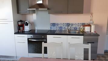 Réfrigérateur, micro-ondes, four, plaque de cuisson