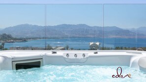 Outdoor spa tub - Presidential Suite with Jacuzzi and Seaview (Eilat)