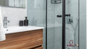 Shower, hair dryer, towels - Presidential Suite with Jacuzzi and Seaview (Eilat)