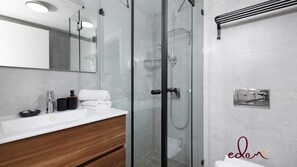 Shower, hair dryer, towels - Presidential Suite with Jacuzzi and Seaview (Eilat)
