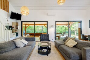 TV, ping pong - Holiday Home with Pool and Terrace Overlooking the Forest – 7 km from Montalivet Beach (Vendays-Montalivet)