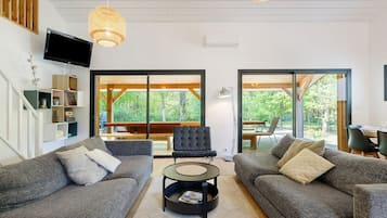 Tv och ett bordtennisbord