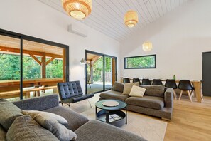 TV, ping pong - Holiday Home with Pool and Terrace Overlooking the Forest – 7 km from Montalivet Beach (Vendays-Montalivet)