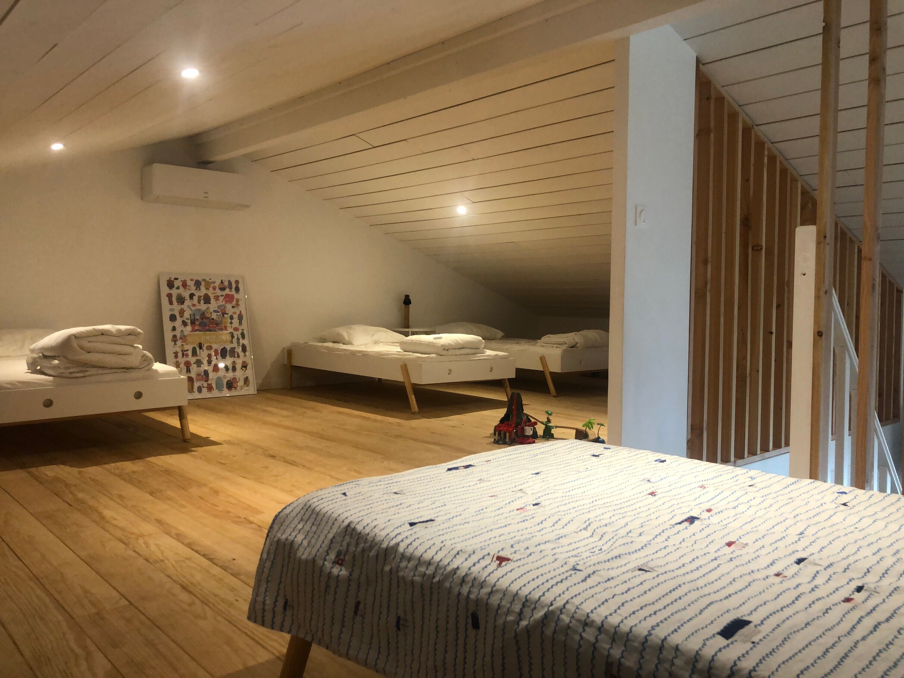 Tabla de planchar con plancha, wifi y ropa de cama 