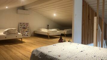 Tabla de planchar con plancha, wifi y ropa de cama