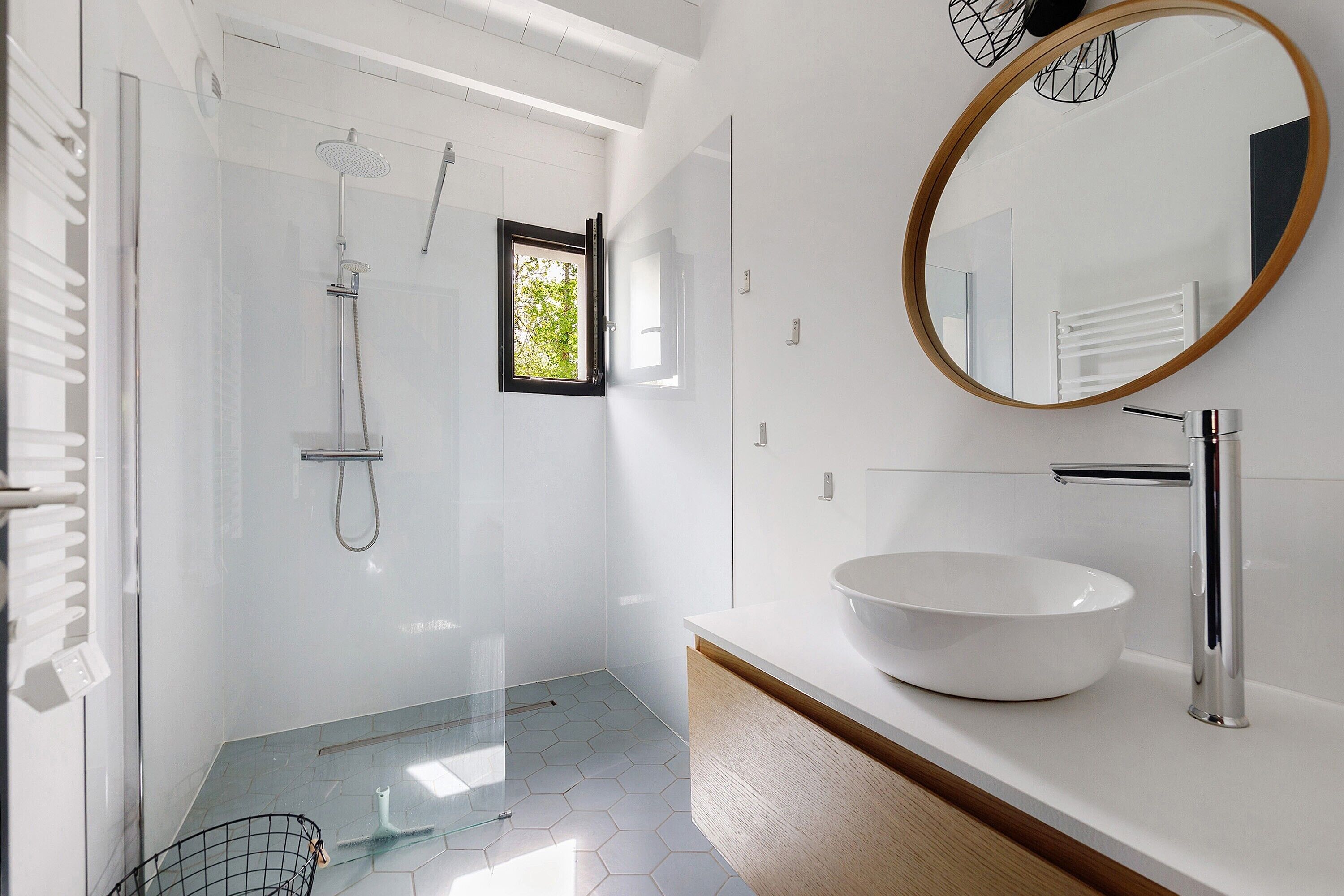 Shower, hair dryer, towels