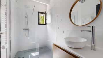 Shower, hair dryer, towels