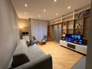 Smart TV, books, stereo - The Sixteen Suite, elegant apartment in University District, Milan. (Milano)