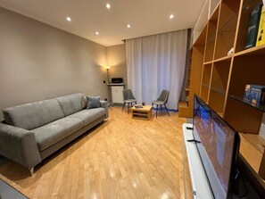 Smart TV, books, stereo - The Sixteen Suite, elegant apartment in University District, Milan. (Milano)