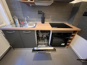 Fridge, microwave, oven, stovetop - The Sixteen Suite, elegant apartment in University District, Milan. (Milano)
