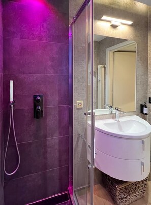 Shower, hair dryer, bidet, towels - The Sixteen Suite, elegant apartment in University District, Milan. (Milano)