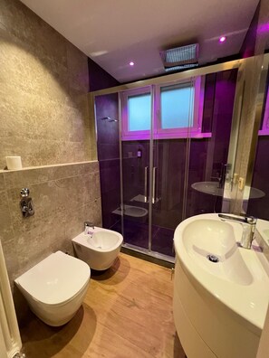 Shower, hair dryer, bidet, towels - The Sixteen Suite, elegant apartment in University District, Milan. (Milano)