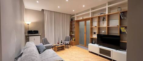 Smart-TV, Bücher, Stereoanlage